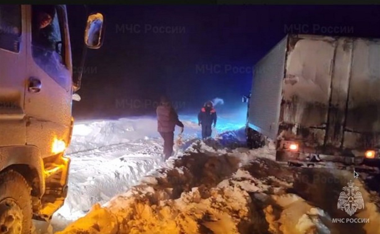 Спасатели на Сахалине в разгар метели эвакуировали из авто 9 человек, в их числе и ребёнок