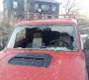 Два парня на перекрёстке в Корсакове выстрелили из "пневмата" в машину с пассажирами