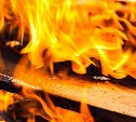 "Двух человек спасли": в воскресенье на Сахалине дважды пришлось тушить матрасы 
