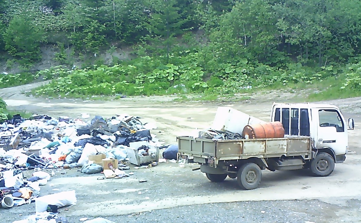 Фотоловушки и дроны ищут в сахалинских лесах мусорщиков
