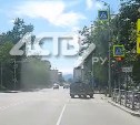 В Южно-Сахалинске внедорожник проехал на "красный", не пропустив пешехода