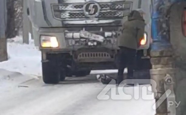 Женщина попала под колёса большегруза на Сахалине