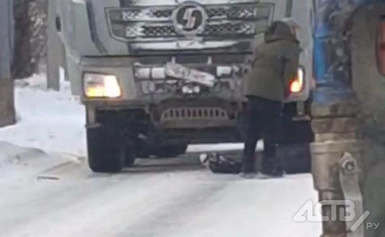Женщина попала под колёса большегруза на Сахалине