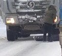 Женщина попала под колёса большегруза на Сахалине