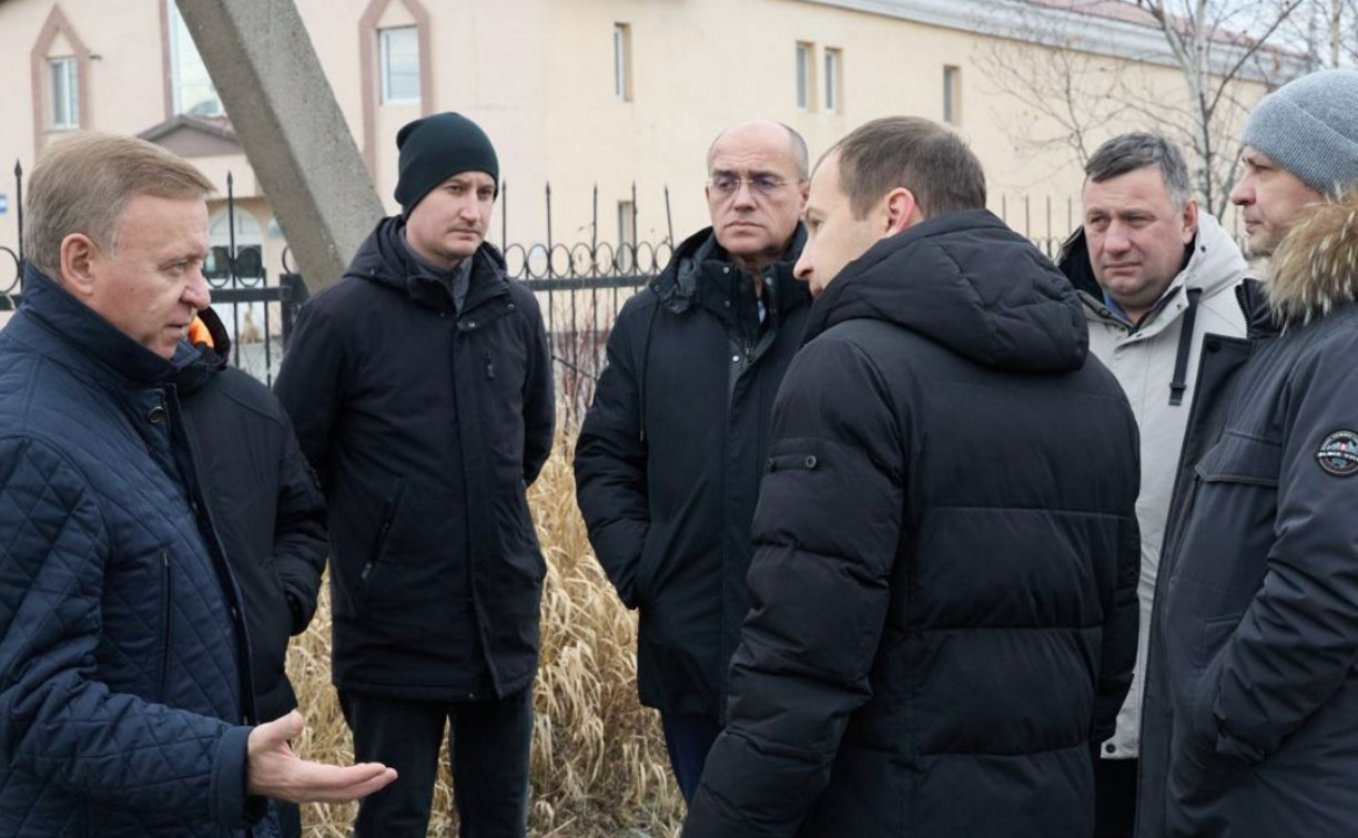 На улице Сахалинской продолжают устранять утечку воды