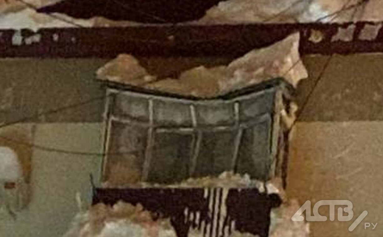 Огромный сугроб проломил крышу балкона и выбил стёкла в квартире южносахалинки