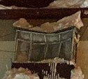 Огромный сугроб проломил крышу балкона и выбил стёкла в квартире южносахалинки