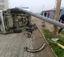 ДТП в Охе: Corolla "атаковала" Land Cruiser Prado, а сверху упал столб