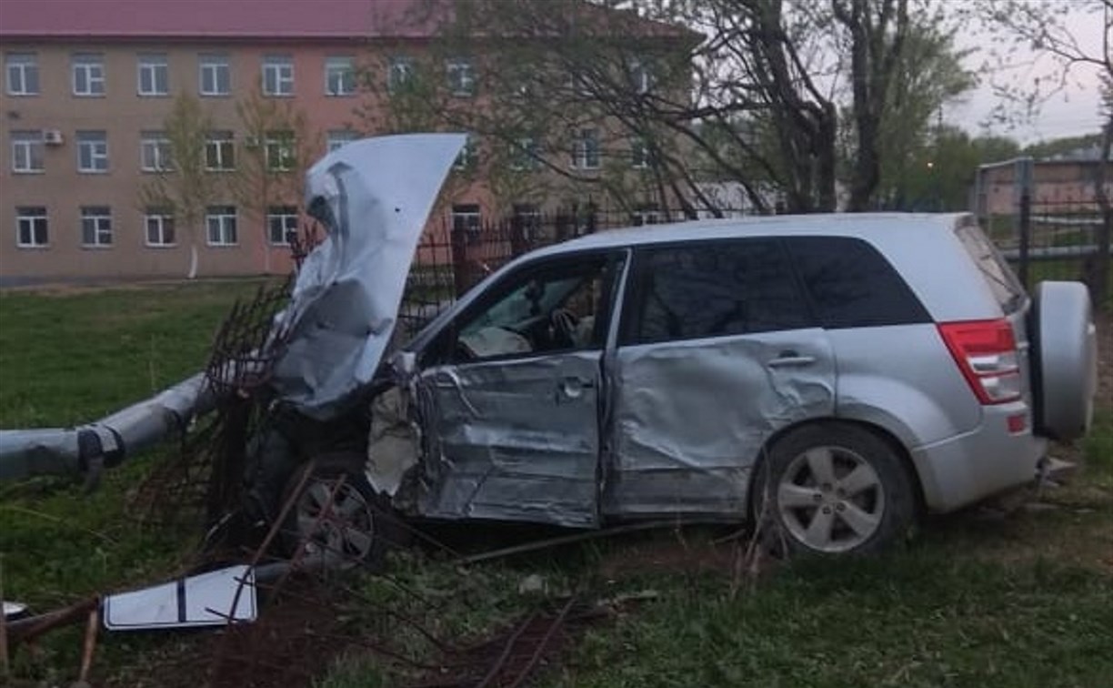 Suzuki Escudo врезался в столб и забор в Долинске