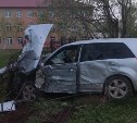 Suzuki Escudo врезался в столб и забор в Долинске
