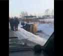 Экскаватор перевернулся в пригороде Южно-Сахалинска 