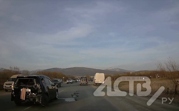 Минимум пять автомобилей пострадали в массовом ДТП на улице Фархутдинова в Южно-Сахалинске