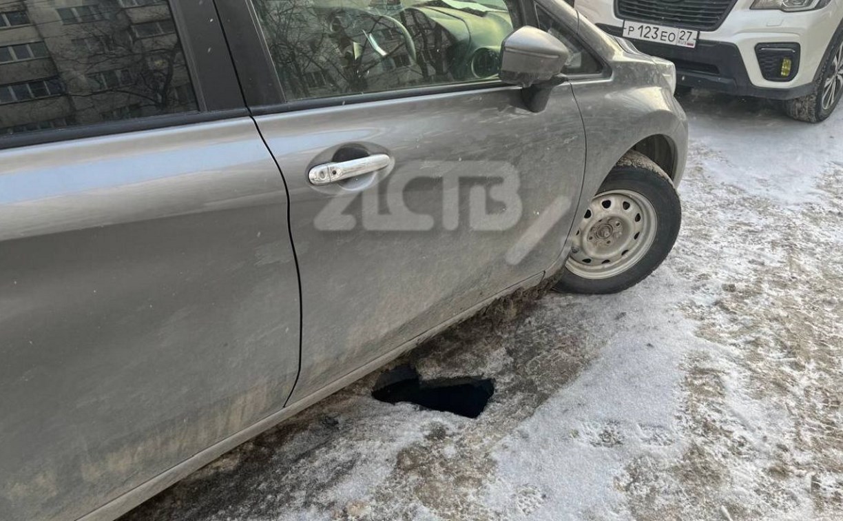Автомобилистов Южно-Сахалинска предупреждают об опасной дыре 