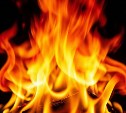 Пожар в Холмске уничтожил хозпостройку на площади 80 квадратов