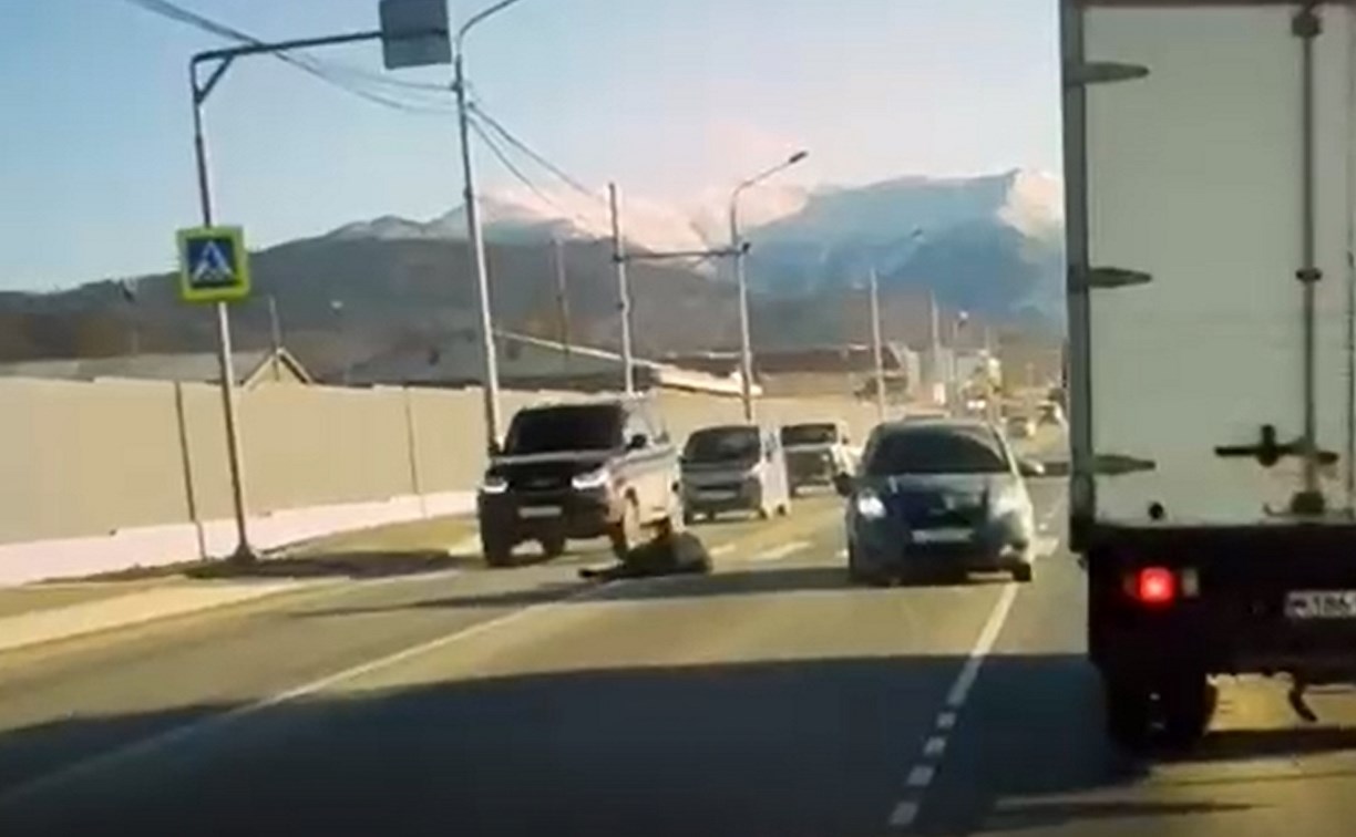 "За рулем был бесправник": появилось видео с моментом ДТП в Южно-Сахалинске, где сбили мужчину на "зебре"