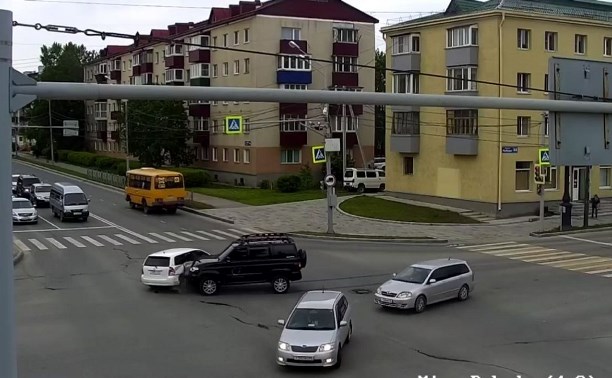 "Не успел проскочить": два автомобиля столкнулись на перекрёстке в Южно-Сахалинске