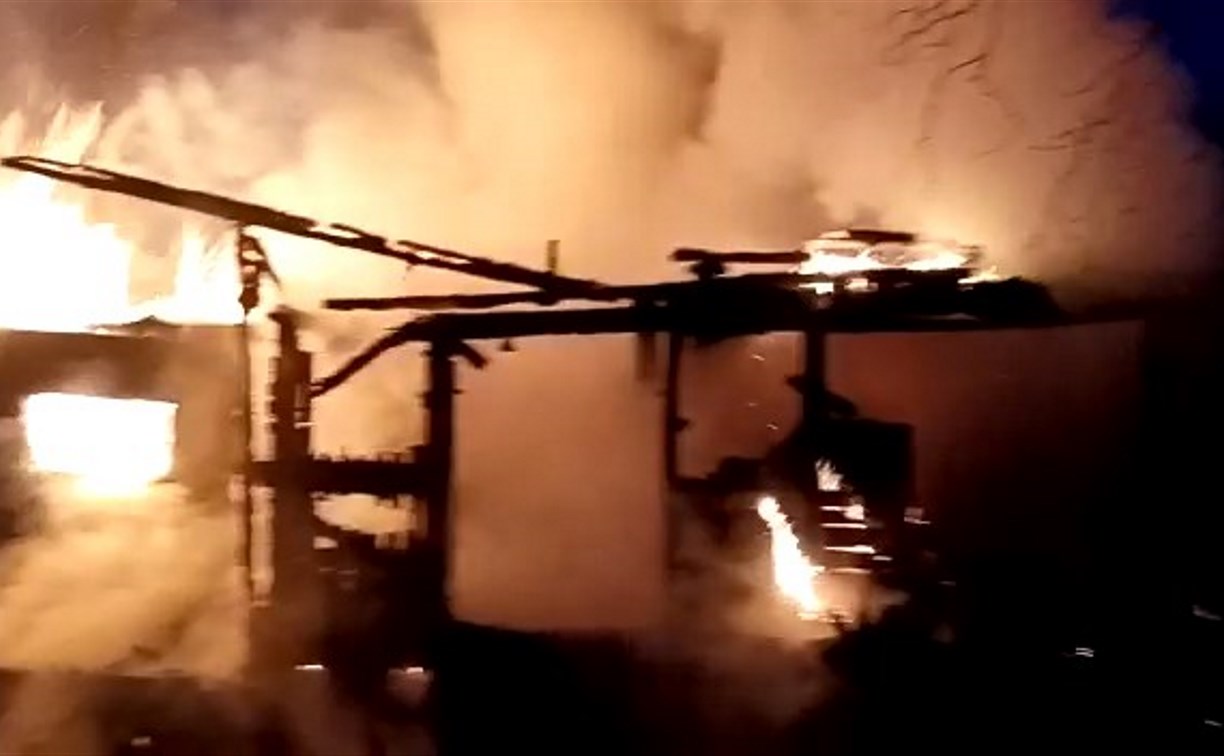 Частный дом и баня дотла сгорели в пригороде Южно-Сахалинска
