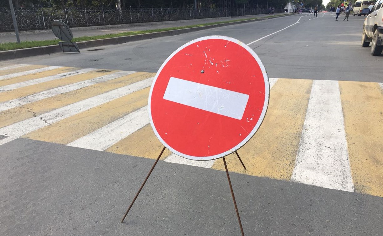 Ограничение для движения транспорта возле школы №6 Южно-Сахалинска продлили 