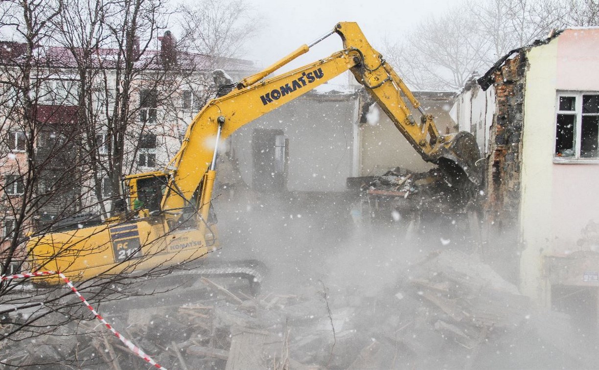 Больше 100 ветхих домов, которые годами стояли без окон и дверей, снесли за год в Корсаковском районе