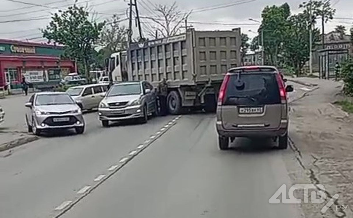 Самосвал подбил легковушку в Ново-Александровске