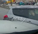 Докатался: сотрудники ГАИ разыскали автохама, гоняющего по встречке в Южно-Сахалинске и показывающего "фак" 