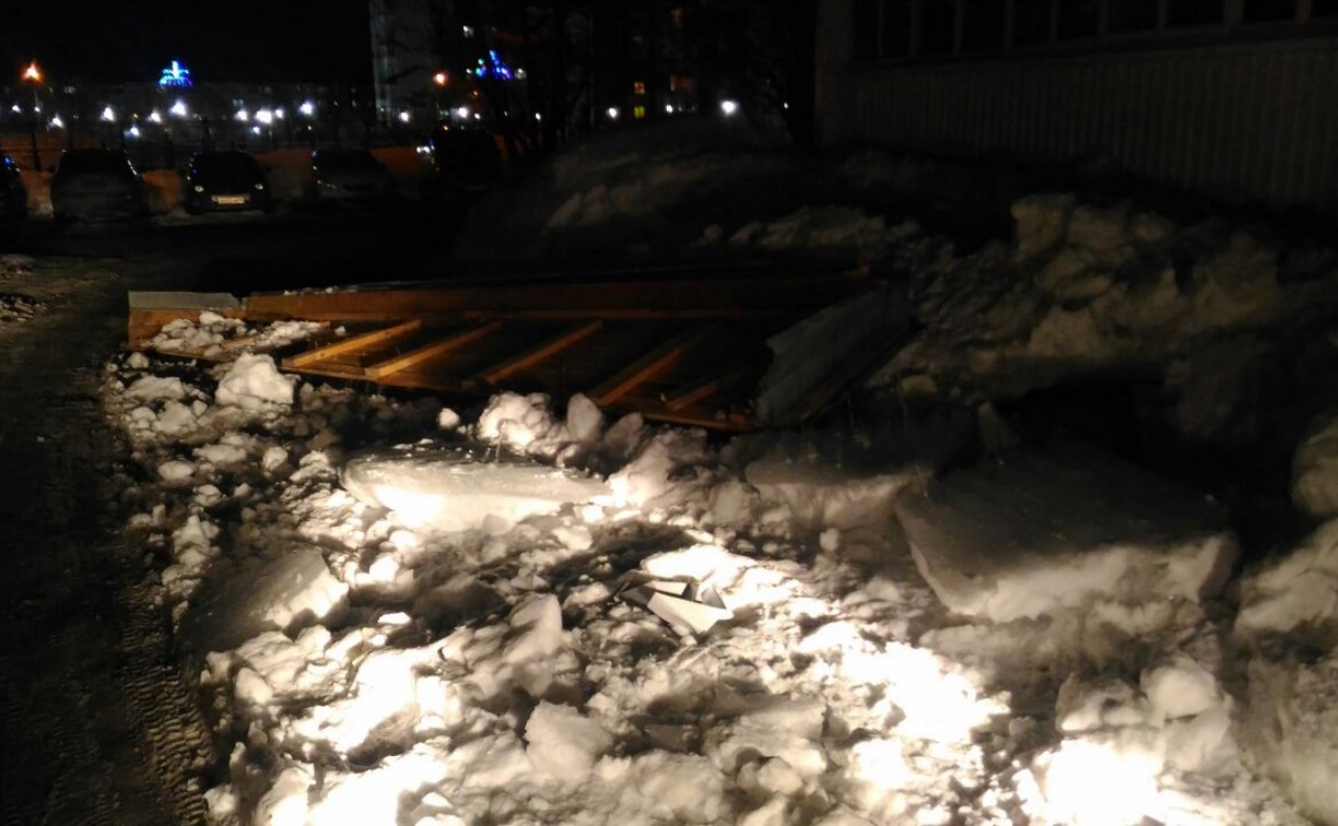 Глыба смерзшегося снега упала с крыши дома на улице Емельянова в Южно-Сахалинске