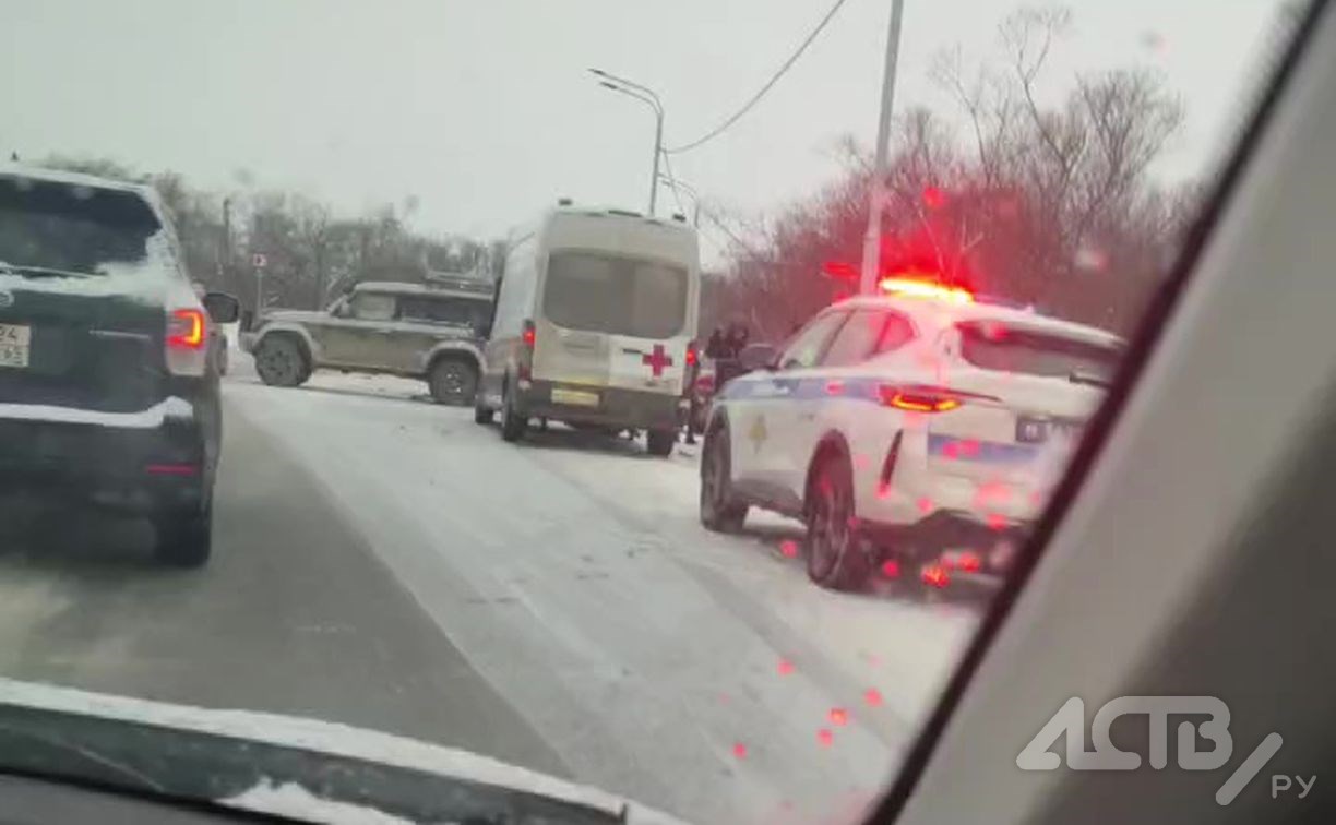 Скорая помощь прибыла к месту ДТП на выезде из Южно-Сахалинска