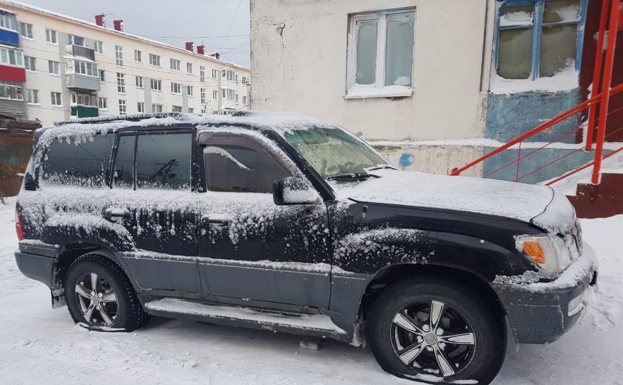 Неизвестные проткнули шины у четырех машин в Холмске