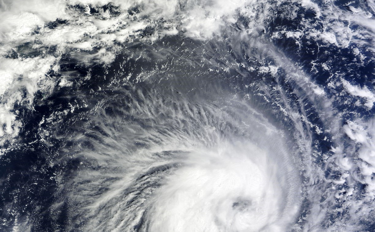 Циклон со снегом и дождём надвигается на Сахалин и Курилы