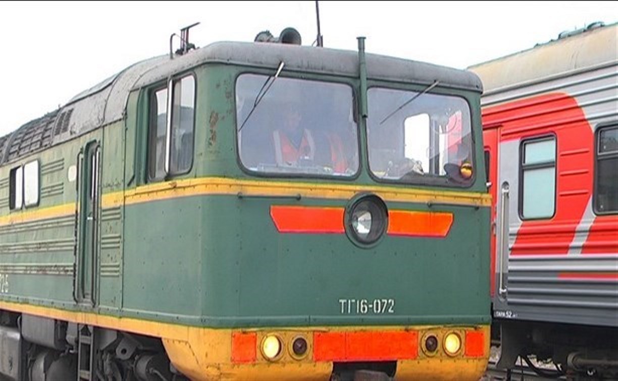 Железнодорожная платформа в Корсакове принимает пассажиров без освещения