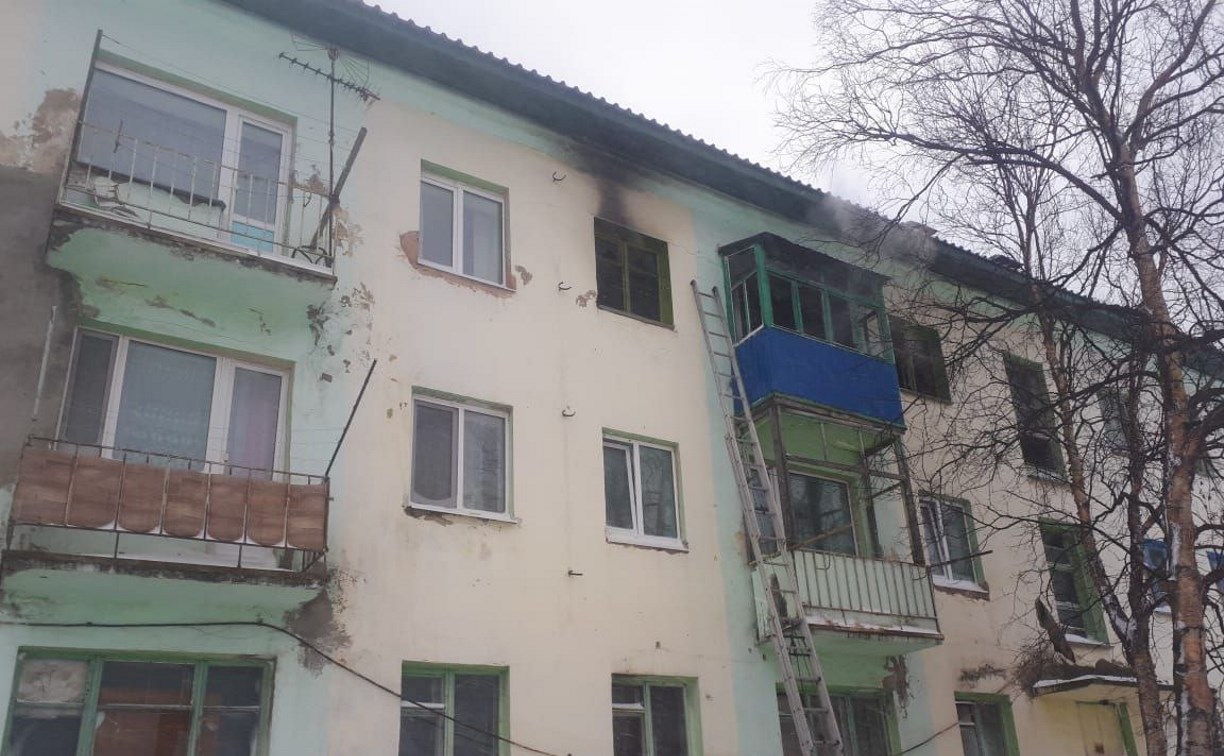 Следователи устанавливают обстоятельство смерти мужчины во время пожара в Южно-Сахалинске 