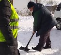 "Отдохни пока": сахалинец помог женщине-дворнику, которая в одиночку боролась со снегом