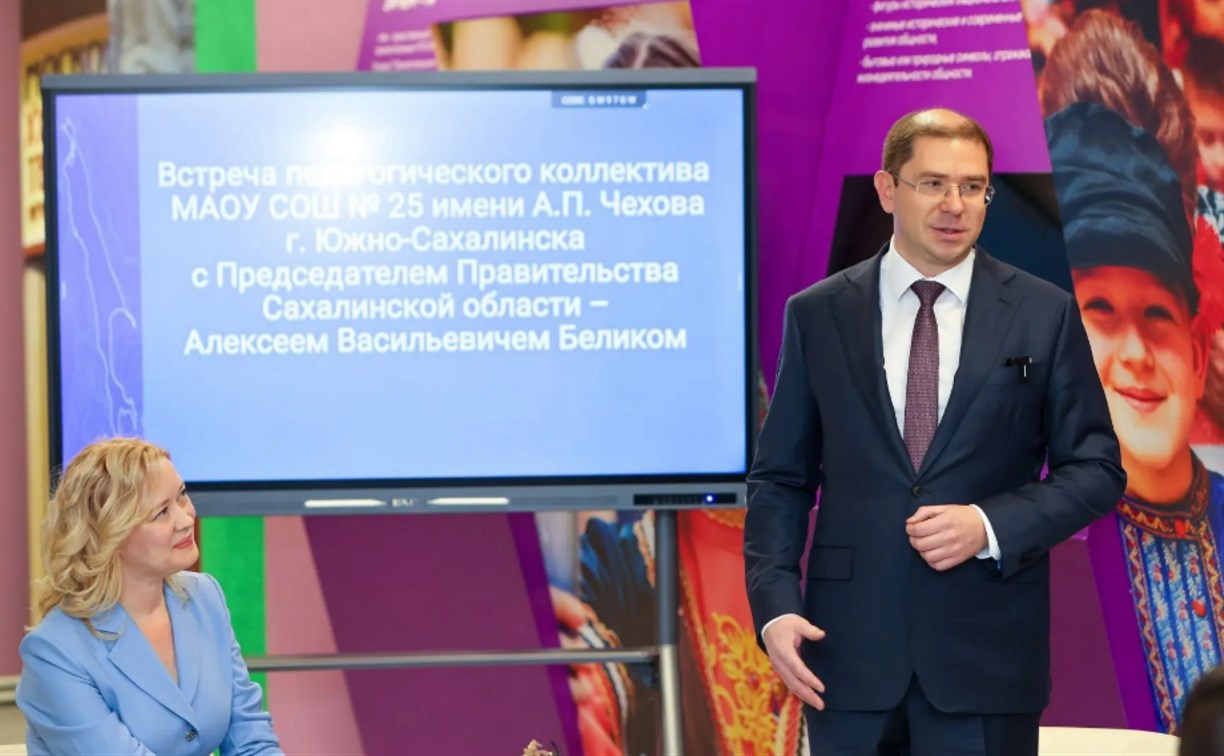 Компьютеры для киберспорта и автобус: коллектив новой школы в Южно-Сахалинске поделился впечатлениями от работы