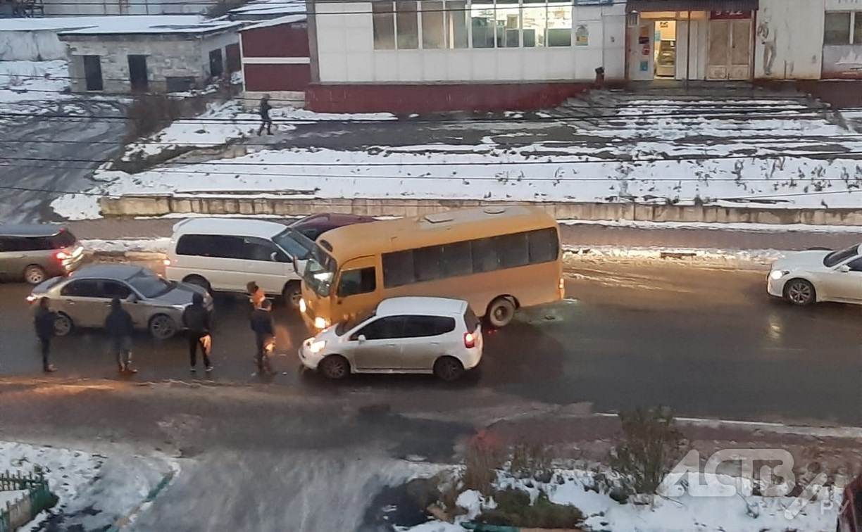 В Невельске в ДТП попал автобус, перевозивший рабочих