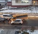 В Невельске в ДТП попал автобус, перевозивший рабочих