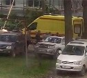 В Троицком мужчина попал под собственную машину