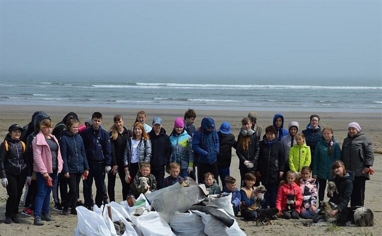 На пляжах Долинского района собрали 100 мешков мусора