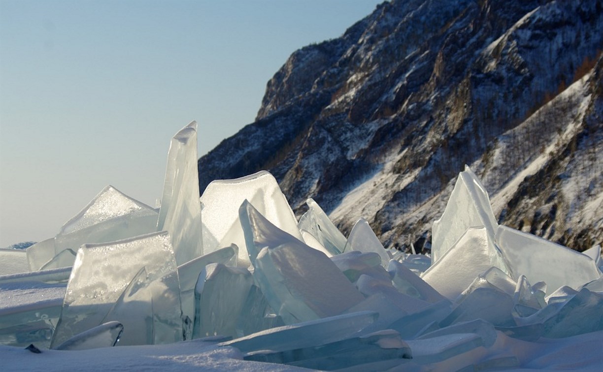 Остатки прибрежного льда разрушаются в заливе Мордвинова