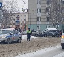 Две "Тойоты" столкнулись на перекрестке в Южно-Сахалинске