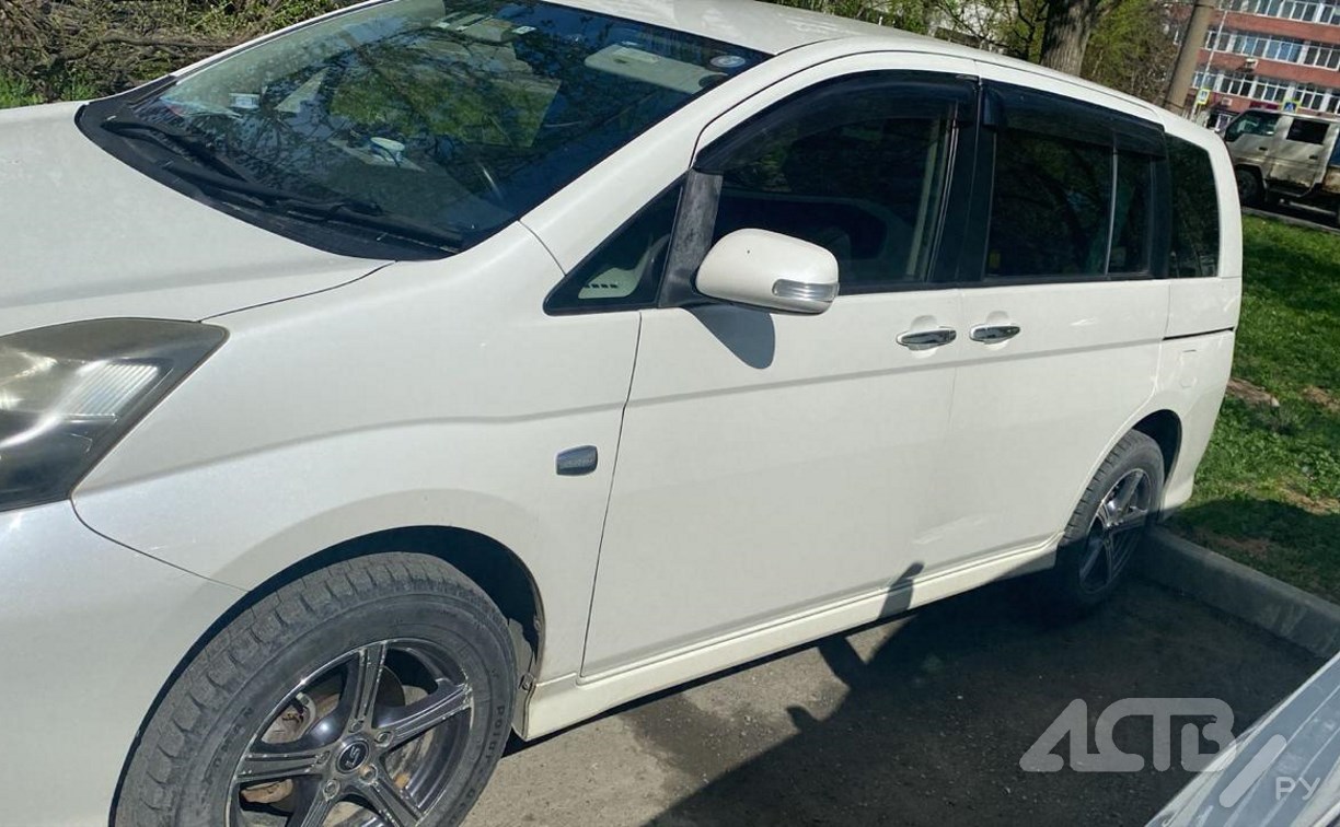 "Притёр авто и скрылся": в Южно-Сахалинске ищут, кто поцарапал кузов Toyota Isis