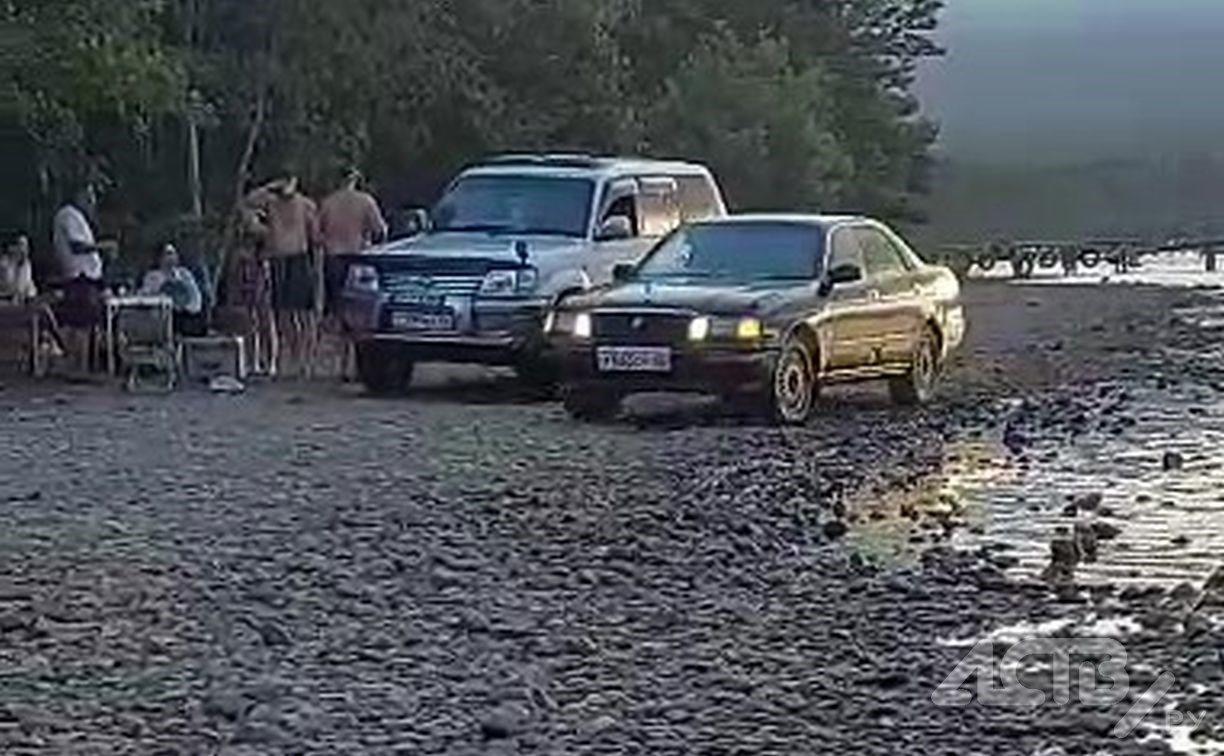 "Ни стыда, ни совести": автомобилист на Сахалине прокатился по озеру, где играли дети