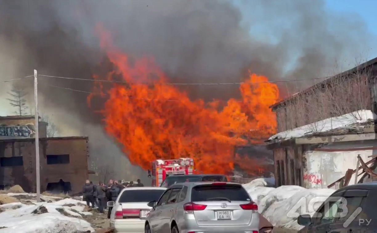 Два автомобиля на Сахалине получили повреждения во время крупного пожара на бывшем бумзаводе