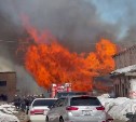 Два автомобиля на Сахалине получили повреждения во время крупного пожара на бывшем бумзаводе
