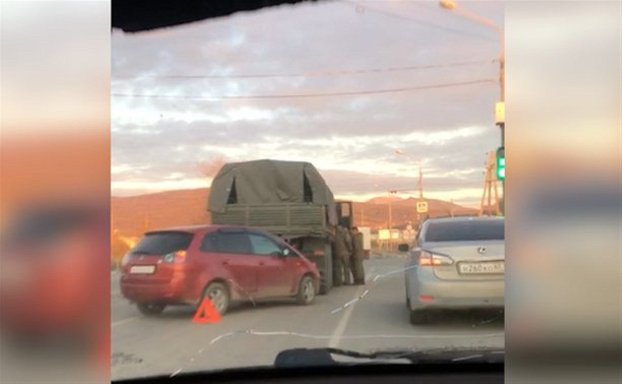 Красный Mitsubishi въехал в зад армейского грузовика на "Кураже" в Южно-Сахалинске