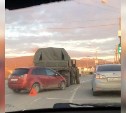 Красный Mitsubishi въехал в зад армейского грузовика на "Кураже" в Южно-Сахалинске