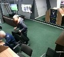 Мужчину, укравшего куртку в букмекерской конторе, ищет сахалинская полиция