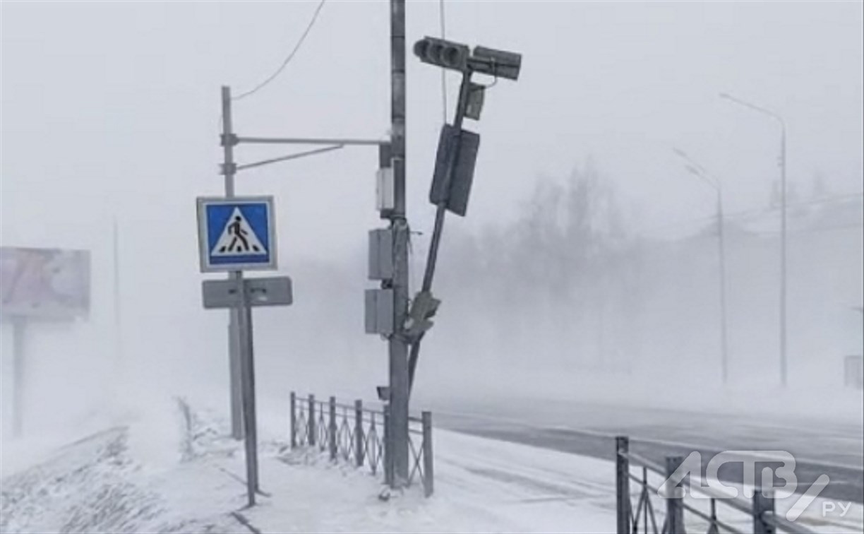 "Держится из последних сил": светофор у "Сити Молла" в Южно-Сахалинске вот-вот рухнет