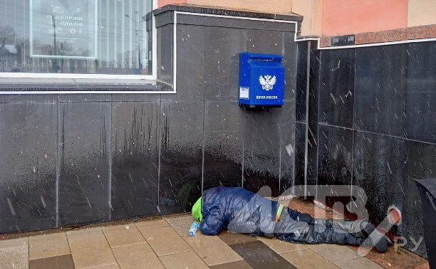 Пьяный бездомный спит на асфальте в центре Южно-Сахалинска