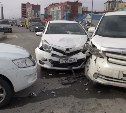 Девушка пострадала при столкновении трех автомобилей в Южно-Сахалинске
