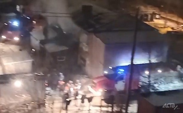 Семь человек эвакуировали при пожаре в Луговом